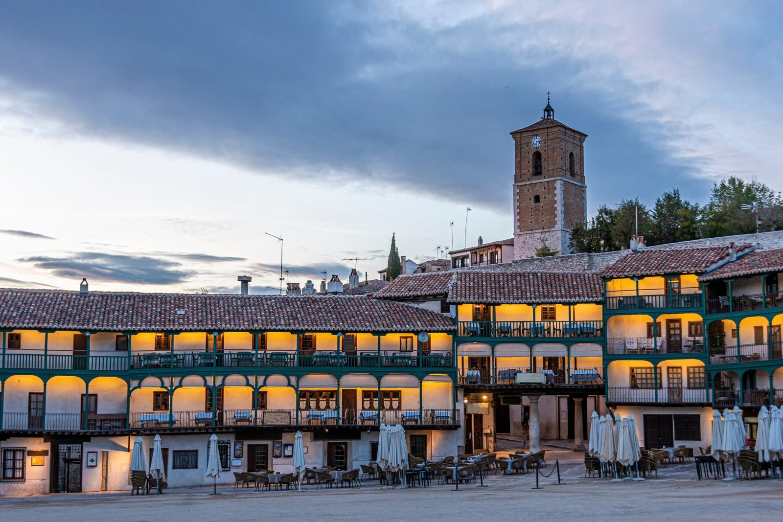 Plaza medieval de Chinchon Madrid al atardecer
