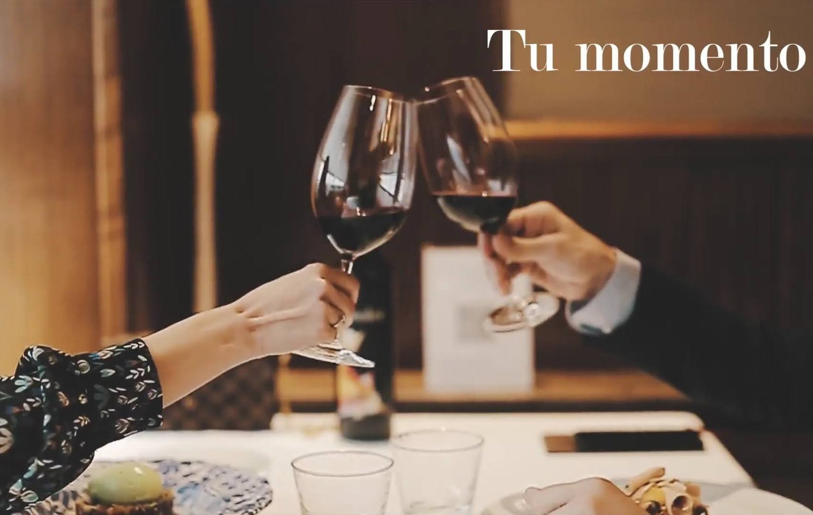 Brindis copas de vino experiencia gastronomica