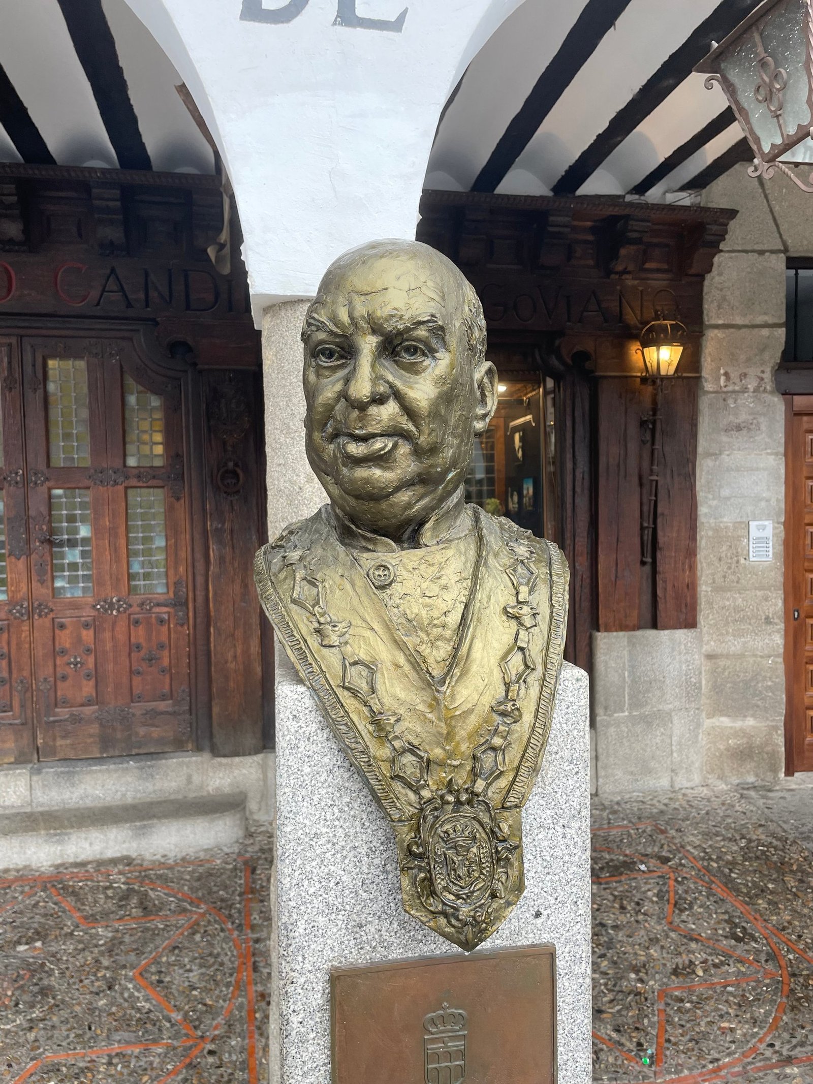 Busto de Candido en Segovia. Restaurante Candido cochinillo asado. Mesonero Real